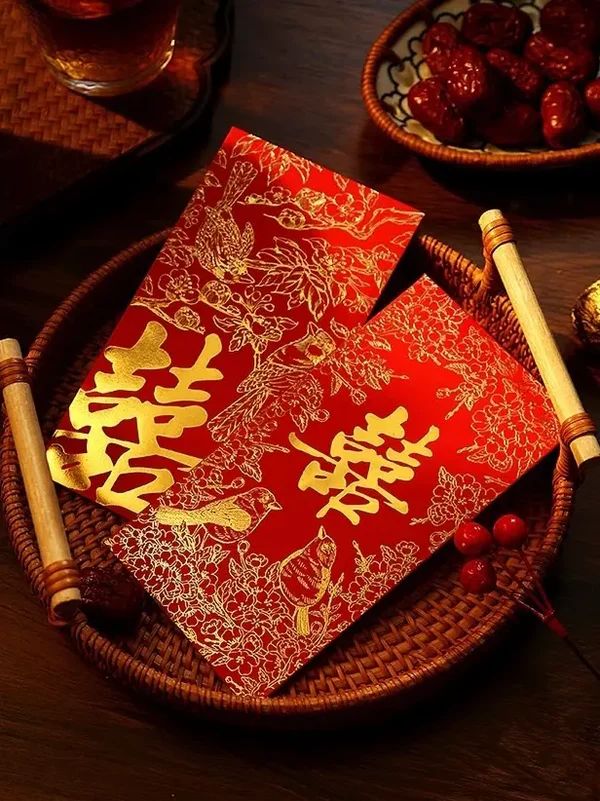 Enveloppes rouges traditionnelles pour les cadeaux