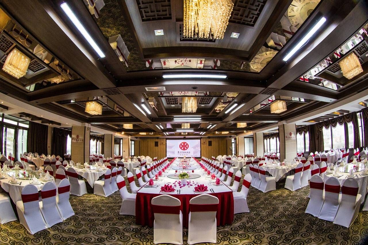 Salon Pékin de l'Hôtel Huatian Chinagora, tables dressées pour le banquet